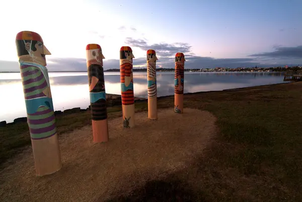 Arte de fila poste decorado en la playa para el turismo . — Foto de Stock