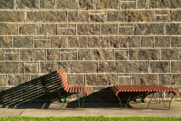 Luz y sombra del reflejo de mesa y silla en la pared del edificio . — Foto de Stock