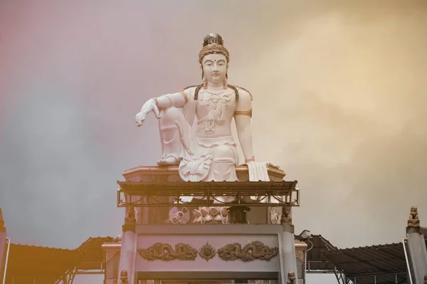 Buda Bodhisattva é Guan Yin estátua a Deusa da compaixão e misericórdia . — Fotografia de Stock