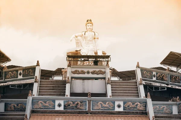 Bodhisattva Buddha è Guan Yin statua la dea della compassione e della misericordia . — Foto Stock