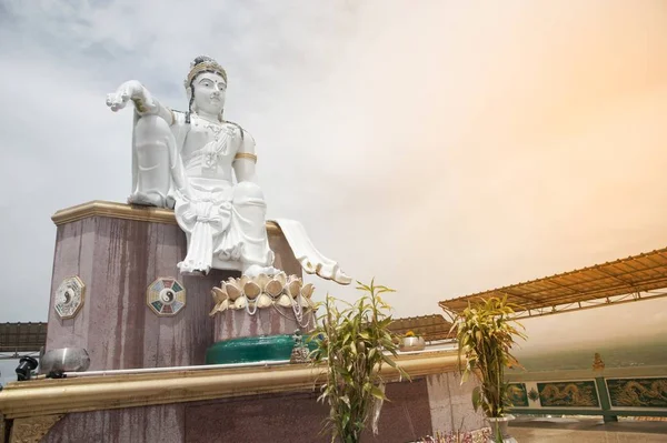 Boeddha van de Bodhisattva is Guanyin standbeeld de godin van mededogen en barmhartigheid. — Stockfoto