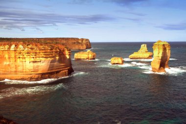 Ünlü Great Ocean Road boyunca Oniki Havariler de akşam.