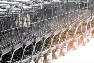 Alışveriş arabaları, satır süpermarkette hazırlamak.