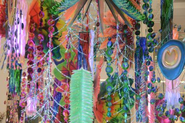 Parti renkli şerit asılı süslenmiş.