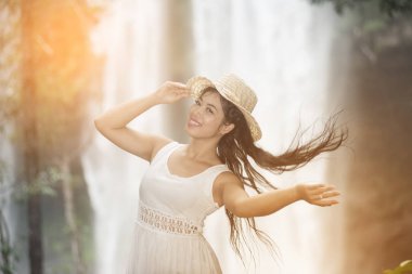 Bir çok Asyalı kadın saçlarını mastürbasyon.