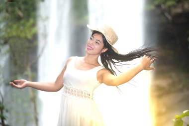 Bir çok Asyalı kadın saçlarını mastürbasyon.