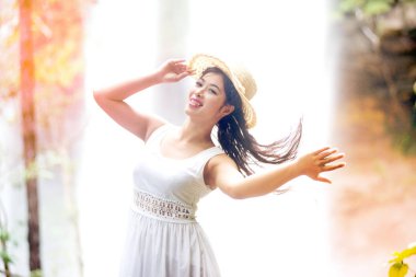 Bir çok Asyalı kadın saçlarını mastürbasyon.