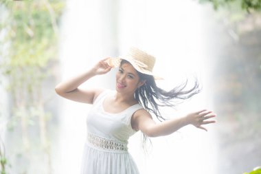 Bir çok Asyalı kadın saçlarını mastürbasyon.