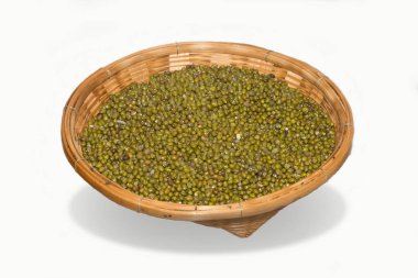 Sepette beyaz zemin üzerine kuru mung fasulye.