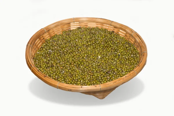 Sepette beyaz zemin üzerine kuru mung fasulye.