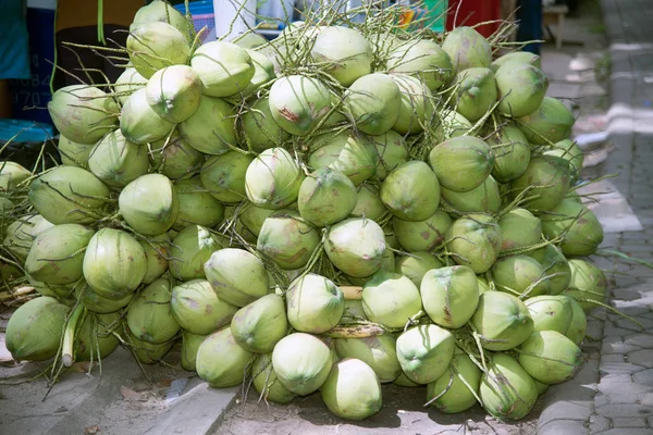 Группа кокосовых орехов на полу для продажи. Подходит для использования в качестве обоев — стоковое фото