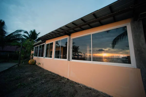 Bina pencere günbatımı sahneleri yansıması.