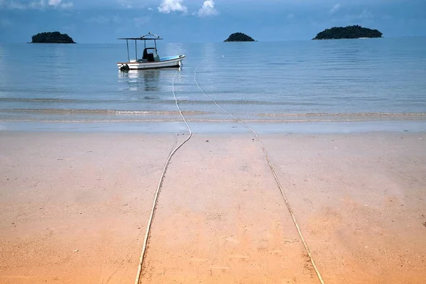 Barco turístico na praia na Tailândia . — Fotografia de Stock