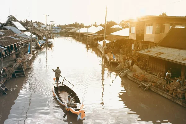 Paddle boat trips bring tourists to the canal in countryside of Thailand. — Stock Photo, Image