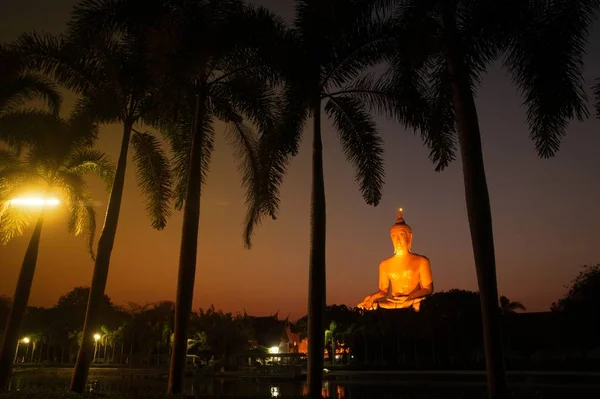 Закат Большого открытого золотого сидящего Будды в тайском искушении . — стоковое фото