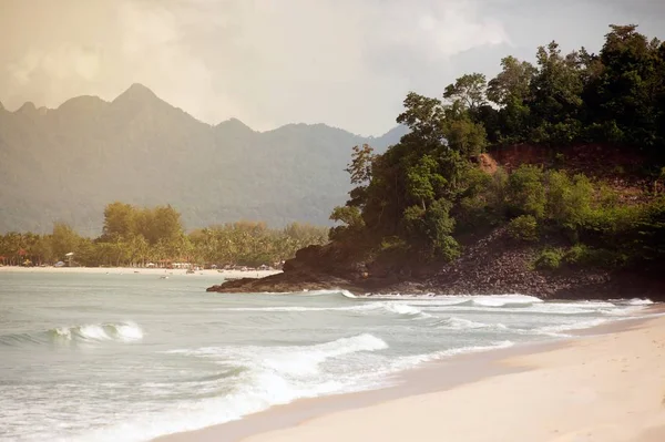 Onda marina dalla spiaggia del Mar Nero, isola di Langkawi. Malesia Paradiso esotico della Malesia . — Foto Stock