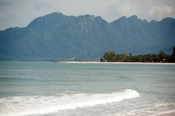 검은 바다 해변, 랑카위 섬에에서 바다 파도. 말레이시아 말레이시아 이국적인 낙원. — 스톡 사진