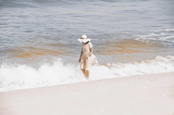 Hermosa chica asiática multirracial feliz en vestidos vintage caminando en la playa . —  Fotos de Stock