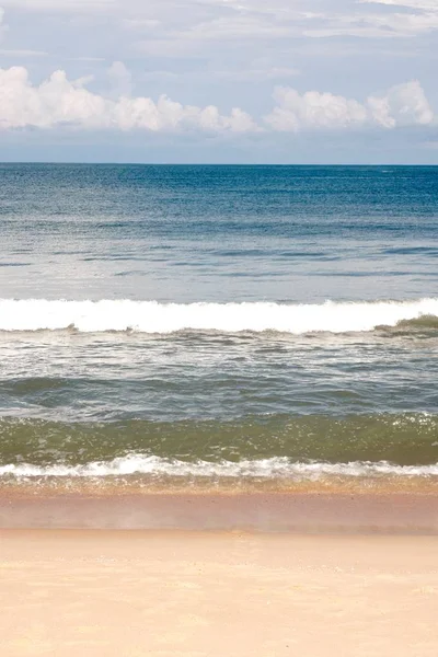 Karadeniz sahilinde, Langkawi Adası Deniz dalgadan. Malezya Malezya egzotik cennet.