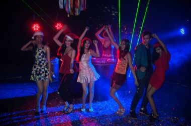 Bir grup insan gece kulübü parti ve ışıklar arka dans.