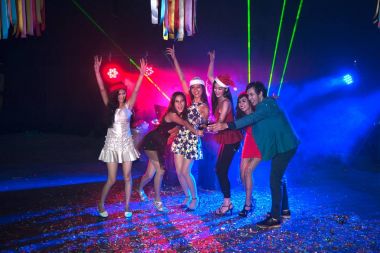 Bir grup insan gece kulübü partide dans.