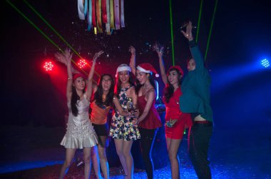 Bir grup insan gece kulübü partide dans.