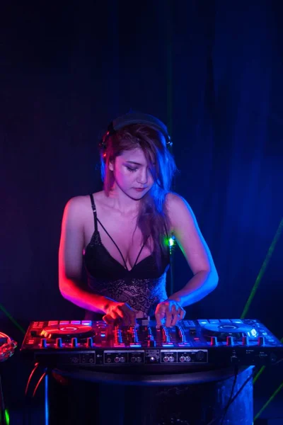 Mujer bastante asiática DJ tocando música para bailar . — Foto de Stock
