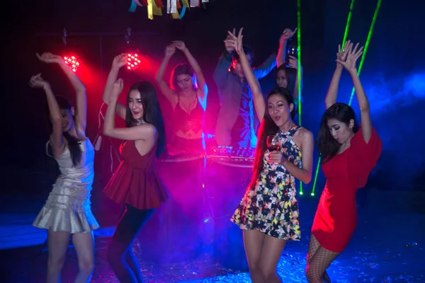 Grupa ludzi tańczących w night club party i światła tła. — Zdjęcie stockowe