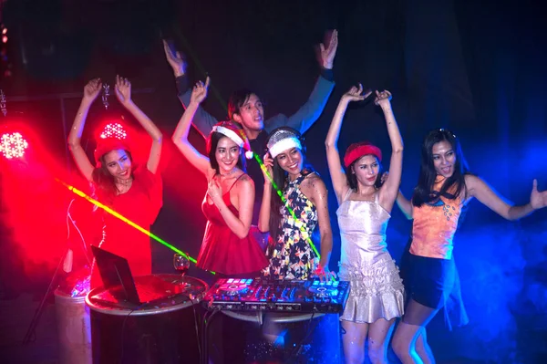 Grupo de pessoas dançando na festa do clube noturno . — Fotografia de Stock