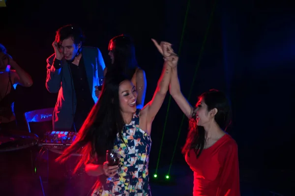 Groupe de personnes dansant à la soirée de boîte de nuit et fond de lumières . — Photo