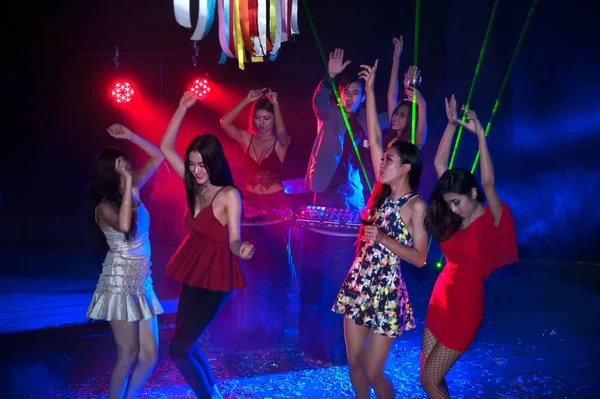 Grupo de pessoas dançando na festa do clube noturno e luzes de fundo . — Fotografia de Stock