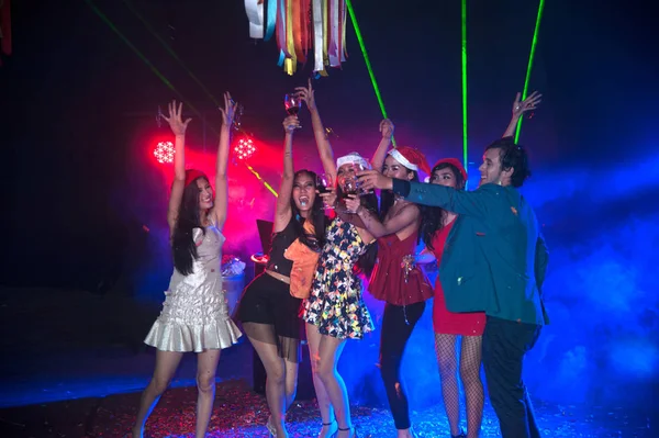 Gruppe von Leuten tanzt auf Nachtclubparty. — Stockfoto
