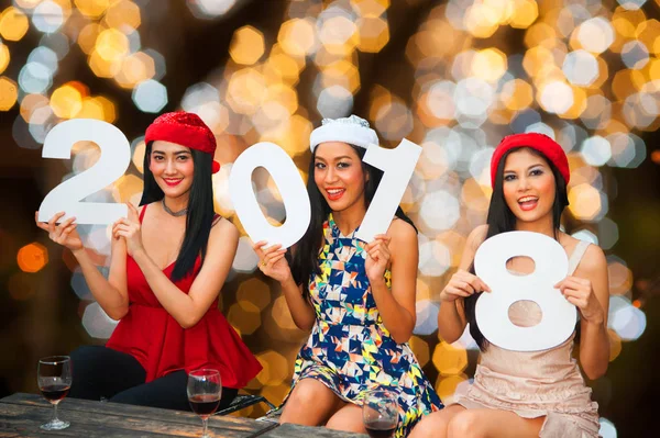 Santa şapka Noel tatil parti dostluk rahatlatıcı kutluyor yeni yıl 2018 kadınlarla genç Asyalı grup. 