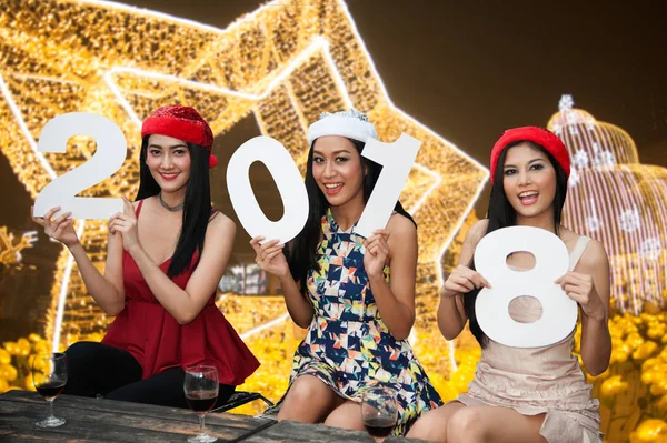 Mladá Asijská skupiny žen s Santa čepice vánoční svátky stranou přátelství relaxační slaví Nový rok 2018. — Stock fotografie