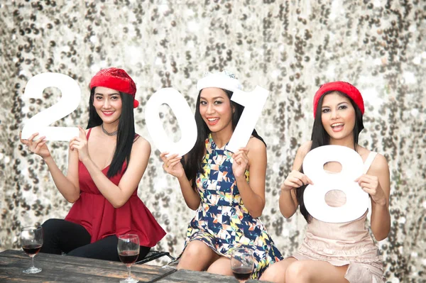 Joven grupo asiático de mujeres con sombrero de Santa Navidad fiesta amistad relajante celebración de año nuevo 2018 . — Foto de Stock