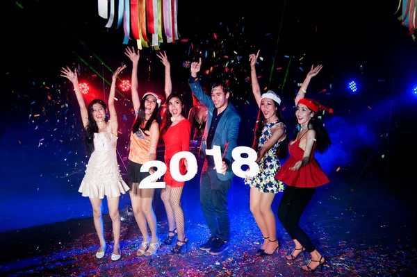 Grupo de personas bailando en el club nocturno con el sombrero de Santa Fiesta de Navidad . — Foto de Stock