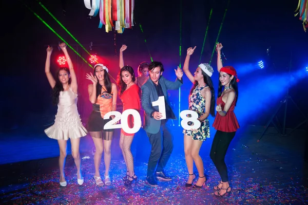 Gruppe von Menschen tanzen im Nachtclub mit Weihnachtsmann Weihnachtsfeier. — Stockfoto