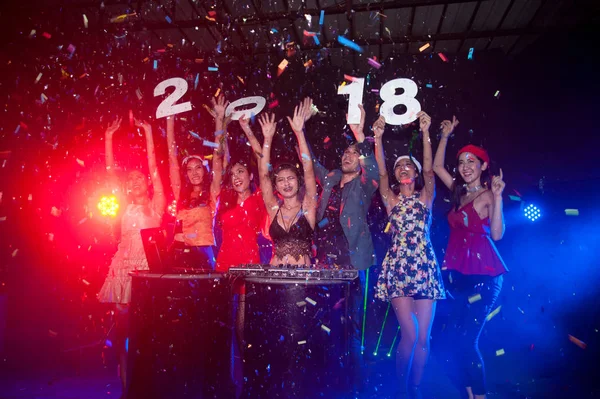 Grupo de personas bailando en el club nocturno con el sombrero de Santa Fiesta de Navidad . — Foto de Stock