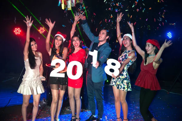 Grupo de personas bailando en el club nocturno con el sombrero de Santa Fiesta de Navidad . — Foto de Stock