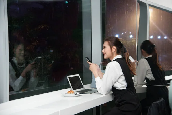 Güzel genç iş Asyalı kadın bir dizüstü bilgisayar çalışıyor. — Stok fotoğraf