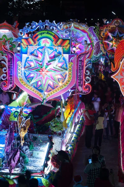 Sakon nakhon parade des weihnachtssternfestivals in thailand. — Stockfoto