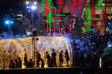 Tünel ışık süslemeleri güzel Noel ağacı kutlama Bangkok, Tayland.