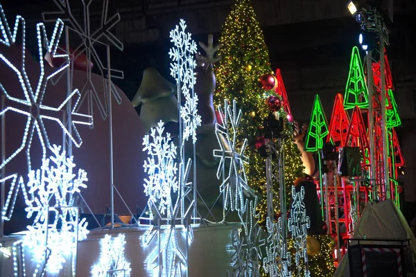 Luz decorar hermosa en la celebración del árbol de Navidad en Bangkok, Tailandia . —  Fotos de Stock