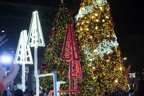 Luz decorar bonito na festa da árvore de Natal em Bangkok, Tailândia . — Fotografia de Stock