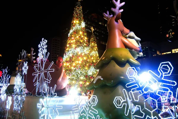 Ren geyiği heykel ışığında renkli süslemeleri güzel Noel ağacı kutlama Bangkok, Tayland.