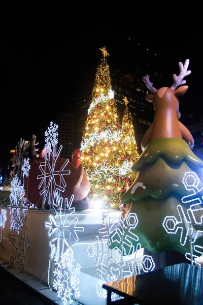 Estatua de reno luz de colores decorar hermosa en la celebración del árbol de Navidad en Bangkok, Tailandia . —  Fotos de Stock