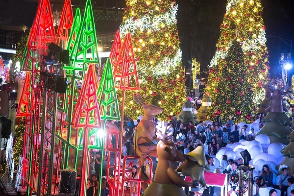 Luz decorar hermosa en la celebración del árbol de Navidad en Bangkok, Tailandia . —  Fotos de Stock