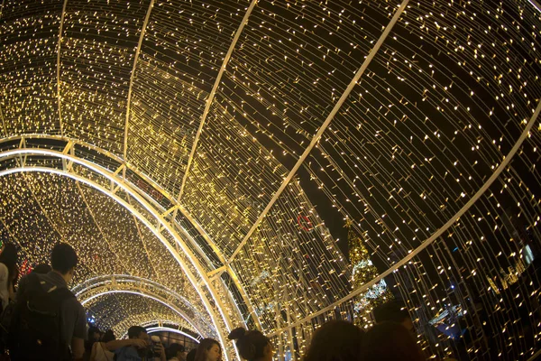 Lichttunnel schmücken wunderschön die Weihnachtsbaumfeier in Bangkok, Thailand. — Stockfoto