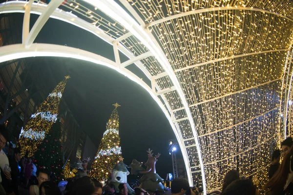 Túnel de luz decorar bonito na festa da árvore de Natal em Bangkok, Tailândia . — Fotografia de Stock