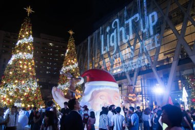 Işık ve Noel ağaçlar güzel Noel ve yeni yıl kutlama 2018 süslemeleri Bangkok, Tayland.